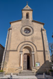 <center> Lussan.</center> L'église Saint Pierre. Reconstruite au XIXe siècle, de style néo roman. Le détail du portail montre l'archivolte plein cintre souligné d'un cordon mouluré reposant sur deux colonnes aux chapiteaux feuillagés de style composite.