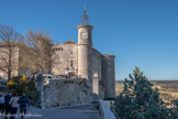 <center> Lussan.</center> Château du XVe siècle, propriété de la famille d’Audibert jusqu’à la Révolution de 1789. Au XVIIe siècle, la seigneurie de Lussan est érigée en comté, période pendant laquelle plusieurs embellissements sont réalisés dont un plafond peint qui sera classé monument historique en 1985.
Bien national, il est vendu en 1796 et partagé entre plusieurs familles de la commune.
Acheté progressivement au XIXe siècle par les différentes municipalités, un campanile est ajouté sur la tour sud-est. Après diverses utilisations (école, café, salle de justice de paix, perception), le château accueille aujourd’hui la mairie. L'édifice présente un plan carré avec quatre tours d'angle circulaires. La tour carré au centre abrite l'escalier.