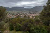 <center> Cuges-Les-Pins.</center> Le village est situé au pied du versant sud du massif de la Sainte Baume, dans une vaste plaine reconnue comme le plus grand Poljé de France. Dès le néolithique, le territoire de Cuges a été habité. Lors de ces époques lointaines, la plaine était recouverte d’eau, constituant ainsi un lac. Celui-ci s’est petit à petit asséché. Entre le Xe et le XIe siècle, le village se déplaça sur la colline Sainte Croix. On y édifie un château et une petite église. 11 décembre 1220 : Guillaume Vivaud achète la seigneurie de Cuges. Son territoire dépendra, jusqu’en 1426, des seigneurs des Baux, barons d’Aubagne. 1448 : les Glandevès deviennent seigneurs de Cuges.