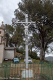 <center> Cuges-Les-Pins.</center> Sur la colline, seule reste la chapelle, dernier vestige du village originel. Elle sert d’ermitage: Jean Bonifay, considéré comme un saint, y demeure cinquante ans. On l’enterre sur place le 16 août 1692 et la vénération de son tombeau transforme la chapelle en lieu de pèlerinage. Sur le parvis, une grande croix rappelle que ce lieu fut d'abord consacré à la Croix du Christ.