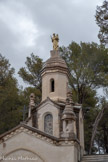 <center> Cuges-Les-Pins.</center> Avec la paix retrouvée, le village prospéra, déborda les murs de fortification et la chapelle s’avéra trop petite. En 1509, les seigneurs décident de transférer le village au pied de la colline : cela prendra une cinquantaine d’années. Une statue monumentale de saint Antoine de Padoue est érigée sur le clocheton.