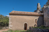 <center> Tavernes. </center> La chapelle Notre-Dame de Bellevue et de Consolation. Le rocher servit de chevet à la chapelle et porta la cloche de 1779, provenant de l'ancien hôpital de Barjols, Monument Historique depuis 1981.