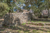 <center> Tavernes. </center> L'ermitage. Le mur de clôture en pierres sèches.