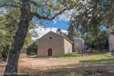 <center> Tavernes. </center> La chapelle Notre-Dame de Bellevue et de Consolation. En 1642, un Dominicain crut voir, au sommet de cette colline, une chapelle. Il se rendit compte que ce n'était qu'un rocher. Il vit dans sa méprise un signe et fit élever là un sanctuaire à la Vierge. De nombreuses guérisons miraculeuses s'y produisirent ensuite et ce sanctuaire devint un lieu de pèlerinage fréquenté.