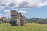 <center> Tavernes. </center> A gauche le pigeonnier et à droite, un bâtiment pour ranger les outils. Entre les deux, un puits.