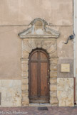 <center> Tavernes. </center> De belles portes dans le village. Tavernes a la chance d'avoir conservé de nombreuses portes anciennes avec leur encadrement d'origine en pierre appareillée, de formes et de matériaux divers, sur lesquelles la date de réalisation reste parfois visible.