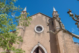 <center> Tavernes. </center> L'église Saint-Cassien. En 1887 l'église fut endommagée par un tremblement de terre. La façade fut alors consolidée par l'ajout de deux contreforts en forme de tours.