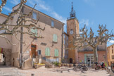 <center> Tavernes. </center> La mairie et le campanile de la tour de l'horloge. Devant la mairie, une des fontaines. L'eau n'affleure pas à Tavernes. Le village compte un grand nombre de puits, creusés dans les maisons et les jardins. Selon le dicton :«A.Taverno, leï fremo an ges d'embouligo» : A Tavernes, les femmes n'ont pas de nombril »,elles l'ont usé sur les margelles des puits
La commune est implantée dans une grande cuvette remplie d'alluvions issues de l'érosion. Les reliefs dominant au nord sont des massifs calcaires très perméables.
Les eaux s'y infiltrent jusqu'à une couche imperméable et ressortent au niveau d'une source située au sud du village et à Fontvielle (captage artificiel). Les eaux de surface rejoignent, en se rapprochant de Barjols, le ruisseau des Ecrevisses.