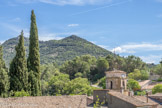 <center> Pontevès. </center>En 1477, le village est repeuplé par l'arrivée d'une trentaine de familles du diocèse d'Albenga, en Ligurie. En effet, Bertrand de Pontevès s'entend avec des représentants des habitants du village de Montegrosso ; ils signent avec le seigneur, le 23 mars 1477, une charte définissant leurs devoirs et leurs droits respectifs. Les Guerres de Religion, auxquelles participe la famille seigneuriale, obligent les villageois à renforcer et entretenir constamment les structures de défense, remparts et portes du village. Au début du 17ème siècle, les Pontevès réintègrent leur château qu'ils avaient délaissé pour leur hôtel barjolais, plus sûr et plus confortable.