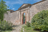 <center> Pontevès. </center> Porte du château <br> En 1650, François de Pontevès vend le château et les terres à un homme d'affaires et financier aixois, Pierre Maurel, surnommé le 