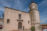 <center> Pontevès. </center>Église Saints-Gervais-et-Protais <br> En 1666, le Conseil de communauté décide de se doter d'une nouvelle église.
L'ancienne, en mauvais état, proche du château, est devenue trop petite. Le nouveau bâtiment est créé dans l'angle sud-est des remparts sur l'emplacement de cinq maisons. Les plans sont dessinés par Jean Daret, peintre aixois spécialiste du trompe l'œil.