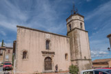 <center> Pontevès. </center> Église Saints-Gervais-et-Protais <br> La sobriété architecturale (façade austère, voûtes d'arêtes, arcs plein cintre) contraste avec l'éclat de la chaire et des six retables baroques. Cet édifice terminé en 1669 n'a pas connu de modifications ultérieures. Il manifeste l'esprit de la Contre-Réforme (place centrale du Christ, rôle des images dans la transmission de la foi, fidèles proches du célébrant).