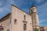 <center> Pontevès. </center> Église Saints-Gervais-et-Protais <br> Un mur postiche couronné d'une génoise surmonte la façade de l'église. Cet artifice accentue l'intégration du bâtiment sur la place. Le clocher est surmonté d'une structure en fer forgé. Le campanile est destiné à supporter la plus haute cloche (de 1762). Sa structure légère le rend résistant aux vents régionaux violents.
Dès le XIIème siècle l'église de Pontevès est dédiée à saint Gervais. Ce vocable, peu fréquent en Provence, est peut être a mettre en relation avec l'abbaye Saint-Gervais de Fos-sur-Mer. Gervais et Protais sont deux frères morts martyrs à Milan au IIème siècle.