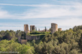 <center> Pontevès. </center> Le château, planté sur un éperon calcaire, domine toute la vallée. Le site actuel du château semble occupé depuis le début du XIème siècle. L’édifice se développe en forme de U à la fin du XIIème siècle, au moment où le village se dote d’une enceinte encore partiellement visible. Il est aménagé au long des siècles pour répondre aux nécessités de défense. Au XVIème siècle, la fonction d’agrément s’étoffe. Elle connaît son apogée dans la seconde moitié du XVIIème siècle où les lieux sont complètement transformés. A partir de 1720, le château n’est plus habité à cause de vices de construction. Les tours d’angle en ruine permettent d’imaginer le volume des bâtiments et participent fortement à l’identité visuelle du village.