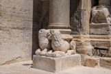 <center>L'abbatiale de Saint-Gilles. </center> Lions supportant une colonne antique (réemploi).