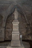 <center>La crypte de l'abbatiale de Saint-Gilles. </center> Souvenir de la mission de 1860. Vierge érigée à l'origine sur la place, au chevet de l'église, là où sont les Halles, ramenée ici vers 1905, lors de la séparation des églises et de l'état.
