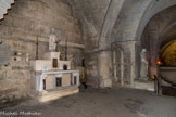 <center>La crypte de l'abbatiale de Saint-Gilles. </center> Autel de la travée centrale.