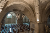 <center>La crypte de l'abbatiale de Saint-Gilles. </center> La vaste crypte, ou église basse, s'étend sous la nef de l'église supérieure, emplacement inhabituel dû à la position du tombeau du saint auquel les moines pouvaient accéder par une porte donnant dans le cloître. Commencée au dernier tiers du XIIème siècle selon un projet modifié à plusieurs reprises au cours même du chantier, elle se distingue par le décor de ses voûtes sur croisée d'ogives et ses piliers d'inspiration antique. Au fond, le collatéral sud, puis la nef centrale et tout à droite, le collatéral nord.
