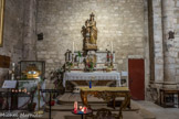 <center>L'abbatiale de Saint-Gilles. </center> Chapelle de la vierge, avec la statue de Notre-Dame-des-Victoires en bois doré du XVIIIe siècle. Autel en marbre du VIIIe siècle