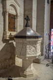 <center>L'abbatiale de Saint-Gilles. </center> Les fonts baptismaux.