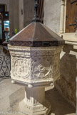 <center>L'abbatiale de Saint-Gilles. </center> Les fonts baptismaux.