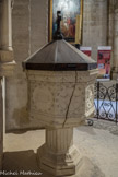 <center>L'abbatiale de Saint-Gilles. </center> Les fonts baptismaux.