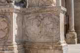 <center>L'abbatiale de Saint-Gilles. </center> Prophète Balaam, Samson : préfiguration du Christ vainqueur de la mort selon les pères de l’Église, lionne allaitant des lionceaux : symbole de la Résurrection du Christ d'après les auteurs de l'antiquité chrétienne.