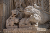 <center>L'abbatiale de Saint-Gilles. </center> Servant de socle aux grandes statues d'apôtres, taillés dans le marbre, des fauves déchirent un homme et un bélier.