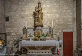 <center>L'abbatiale de Saint-Gilles. </center> Chapelle de la vierge, avec la statue de Notre-Dame-des-Victoires en bois doré du XVIIIe siècle. Autel en marbre du VIIIe siècle