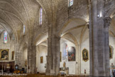<center>L'abbatiale de Saint-Gilles. </center> Malheureusement, des démolitions ont eu lieu pendant les guerres de religion (1562-1622) et la révolution française. C'est en 1650 que les catholiques de la ville purent envisager de restaurer une partie de l'église car les moyens financiers manquaient. Seule la moitié de l'église haute actuelle fut restaurée dans un style néo-gothique au XVIIème siècle.