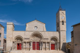 <center>L'abbatiale de Saint-Gilles. </center> L'église haute actuelle n'occupe que le volume de la nef de jadis, le reste ayant été détruit par les protestants qui épargnèrent la façade. Cette dernière est constituée de trois portails séparés par des colonnes et entièrement décorée. Elle présente une parenté évidente avec les arcs de triomphe construit par les Romains, notamment à Orange.