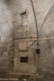 <center>La crypte de l'abbatiale de Saint-Gilles. </center> On aperçoit au-dessus du puits la trappe qui permettait de puiser l'eau depuis la basilique.
