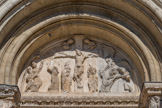 <center>L'abbatiale de Saint-Gilles. </center> Tympan sud : Crucifixion. Les figures féminines de l'Église à la droite et de la Synagogue déchue à la gauche du Christ représentent le Christianisme et le Judaïsme.A gauche, derux soldats. Au pied de la croix, Sainte Marie-Madeleine à gauche, et à droite, saint Jean.