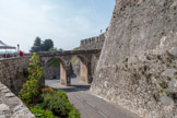 <center>Villefranche-sur-Mer. La Citadelle Saint-Elme</center> Un pont permet d'accéder au portail d'entrée