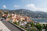 <center>Villefranche-sur-Mer.</center> La rade de Villefranche est fréquentée dès l'Antiquité par les marins grecs et romains. Ceux-ci s'en servent comme mouillage et lui donnent le nom d'Olivula Portus. Le site est cependant victime d'attaques barbares répétées. Au IXe siècle, les pirates sarrasins tenaient à l'emplacement de Villefranche-sur-Mer une forteresse. Les habitants délaissent le bord de mer et se réfugient sur les hauteurs ; ils y fondent un autre village, Montolivo.