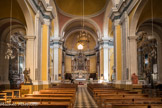 <center>Villefranche-sur-Mer. Église Saint-Michel </center> L'église est construite sur un plan en croix latine. La nef a deux travées et est rythmée par des pilastres jumelés détachés des piles, reprenant l'ordre toscan déjà utilisé pour le premier niveau de la façade.