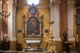 <center>Villefranche-sur-Mer. Église Saint-Michel </center> Autel retable de saint Antoine-de-Padoue, 2 tableaux : Saint Antoine de Padoue, le Baptême du Christ. Gypseries polychromes et dorées. Autel à tombeau décoré en son centre d'un médaillon de style rocaille. Le retable est dessiné et orné de même, contours sinueux rehaussés de volutes, coquilles et feuilles d'acanthes dorées sur fond beige, ocre et bistre. Le fond de l'encadrement est quadrillé. La toile centrale représente l'Enfant Jésus apparaissant à saint Antoine de Padoue dont il carresse le front. Le médaillon supérieur représente le Baptême du Christ.