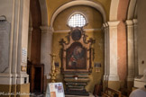 <center>Villefranche-sur-Mer. Église Saint-Michel </center>  Autel retable de saint Charles-Borromée, 2 tableaux : Saint Charles Borromée et le mariage mystique de sainte Catherine, la Vierge du Pilar. Autel à tombeau et retable dessinés et ornés dans le style rocaille, sans les supports traditionnels, l'encadrement obéissant à des courbes sinueuses rehaussées de volutes, feuillages coquilles et guirlandes dorées sur fond beige, ocre et marron. La toile centrale représente saint Charles Borromée en prière avec en second plan la scène du mariage mystique de sainte Catherine qui apparaît sur un nuage. Le médaillon sommital représente la Vierge du Pilar adorée par les apôtres.