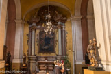 <center>Villefranche-sur-Mer. Église Saint-Autel retable de l'Immaculée Conception, tableau : l'Assomption de la Vierge. Gypseries et stucs polychromes et dorés. Autel à tombeau et retable à colonnes corinthiennes encadrant la toile centrale. Le fronton est composé d'une grande gloire rayonnante autour de la colombe du Saint Esprit, flanquée de deux volutes sur lesquelles figurent deux angelots. 18e siècle. La Vierge immaculée est debout sur un nuage où l'on distingue le serpent monstrueux, symbole du péché et l'extrémité du croissant de lune. Son visage est entouré d'une gloire rayonnante avec angelots.