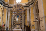 <center>Villefranche-sur-Mer. Église Saint-Michel </center> Autel retable du Rosaire, 15 tableaux : les Mystères du Rosaire, statue : Vierge à l'Enfant. Le retable est à deux pilastres corinthiens, entablement et fronton curviligne. Abondante décoration de style rocaille : gloire de nuages et d'angelots au fronton, frises, etc... Les médaillons des Mystères joyeux sont placés à gauche, douloureux en bas, glorieux à droite et dans la partie supérieure. Les médaillons ont des formes insolites : haricots, etc... et un riche décor d'encadrement.