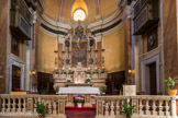 <center>Villefranche-sur-Mer. Église Saint-Michel </center> Christ du 18e siècle. Croix du 19e siècle. 2 lanternes de Pénitent dites Fanau, style génois. e maître-autel possède une table sur tombeau décorée d'un médaillon en relief, de style rocaille, où est représenté un calice. Les gradins et leur socle ont des encoignures ornées de motifs végétaux stylisés : acanthes et guirlandes. La porte du tabernacle, sommée de deux têtes d'angelots en relief est décorée en relief : saint Esprit rayonnant sur un calice. Le retable est fixé sur le mur du chevet composant l'encadrement de la toile centrale et des quatre médaillons placés aux angles. Il est de style rocaille par ses contours sinueux ainsi que par son fronton à volutes courbes et contrecourbes rehaussées de guirlandes, frises et angelots dorés.