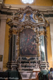 <center>Villefranche-sur-Mer. Église Saint-Michel </center> Les éléments architectoniques sont dorés sur fond de faux-marbres gris et noir. Une décoration de ramages, volutes et coquilles dorées agrémente le cadre du tableau central, cintré, ainsi que le cartouche central du fronton. Retable du milieu 18e siècle, toile du 19e siècle.