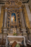 <center>Villefranche-sur-Mer. Église Saint-Michel </center> La Vierge au Rosaire, entourée des quinze Mystères. Gypserie et stucs polychromes et dorés. Statue en bois sculpté, polychrome et doré. Autel surmonté de trois gradins et d'un retable monumental à rehauts dorés sur fond gris.