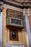 <center>Villefranche-sur-Mer. Église Saint-Michel </center> Deux loggias de tribune avec claire voie. Ces tribunes se présentent comme un balconnet de section rectangulaire dont la rambarde, en encorbellement possède trois faces. La face principale est décorée d'un médaillon rectangulaire à bords chantournés. La rambarde est surmontée d'une claire voie à deux volets rabattables. L'ensemble est peint en gris-vert, les panneaux sont décorés d'un bouquet de fleurs polychromes sur fond bleu foncé. 2e moitié 18e siècle.