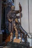 <center>Villefranche-sur-Mer. Église Saint-Michel </center> Groupe sculpté de procession : Saint Roch et le chien. Statue de saint Roch représenté avec son bâton de pèlerin, vivant en ermite après avoir contracté la lèpre et nourri par un chien. 18e siècle