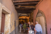 <center>Villefranche-sur-Mer.</center> La Rue Obscure, au cœur de la vieille ville, est une rue couverte de 130 mètres datant de 1260, située le long du premier rempart. Des caves anciennes donnant sur la Rue Obscure servaient principalement d'abris pour les ânes et les chèvres. L'une d'elles, datant du XIVe siècle, recèle un puits.