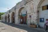 <center>Villefranche-sur-Mer. La Darse.</center> Les voûtes de la darse.
Un ensemble de huit arcades, en belles pierres de taille, constitue la façade de huit voûtes dont cinq se prolongent par de profondes galeries souterraines (jusqu’à 50 mètres). Il s’agit de l’ensemble le plus ancien, les débuts de sa construction remontant à 1719, du nouveau port de la Maison de Savoie qui venait d’accéder à la royauté. Ces voûtes et galeries servaient de magasins pour le stockage du bois et du matériel nécessaires aux galères. Comme de nos jours, elles abritaient sans doute divers ateliers de réparation ou/et de charpenterie navale.