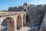 <center>Villefranche-sur-Mer. La Citadelle Saint-Elme</center> Un pont permet d'accéder au portail d'entrée.