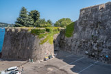 <center>Villefranche-sur-Mer. La Citadelle Saint-Elme</center> Face et flanc gauches du bastion 4, vus du pont de l'entrée. La citadelle a été une réussite architecturale incontestable.
Toutefois, au plan géostratégique, et au regard de l’histoire, ce formidable outil de dissuasion s’est avéré insuffisant.
À plusieurs reprises, en 1691, 1744, 1747 et 1792, la citadelle Saint-Elme capitule presque immédiatement face aux armées françaises.
C’est que la citadelle était censée être appuyée par le fort du mont Alban pour résister à une éventuelle attaque par voie maritime (le siège et l’occupation par les forces navales ottomanes étaient encore présents dans tous les esprits, au moment de la construction). Or les invasions successives françaises se font par voie terrestre. Le fort du Mont-Alban, trop petit et doté d’une faible garnison, ne peut résister. Une fois investi par l’ennemi, le « relais défensif » se retourne contre le chaînon principal du système, la citadelle. Placée en contrebas, menacée par une canonnade terrible, elle est chaque fois obligée de se rendre. Toutefois, à l’instar de Vauban qui admire l’œuvre géniale d’Olgiati, les troupes françaises respectent la fière et noble citadelle.