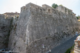 <center>Villefranche-sur-Mer. La Citadelle Saint-Elme</center>Bastion n° 1. Angle d'épaule droit et flanc droit, parapet à ressauts. Dans le flanc, embrasures à canon du coffre d'escarpe. Le rempart de ce fort d’un nouveau genre est rempli de terre et son plan obéit à un tracé polygonal sans angle mort. Ainsi la citadelle de Villefranche est un des premiers exemples de « forteresse bastionnée », modèle qui inspirera toute l'Europe catholique.